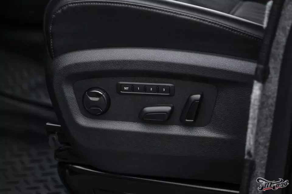 VW Trasporter инкассатор. Комфортный салон с регулировками и оклейка в черный сатин.